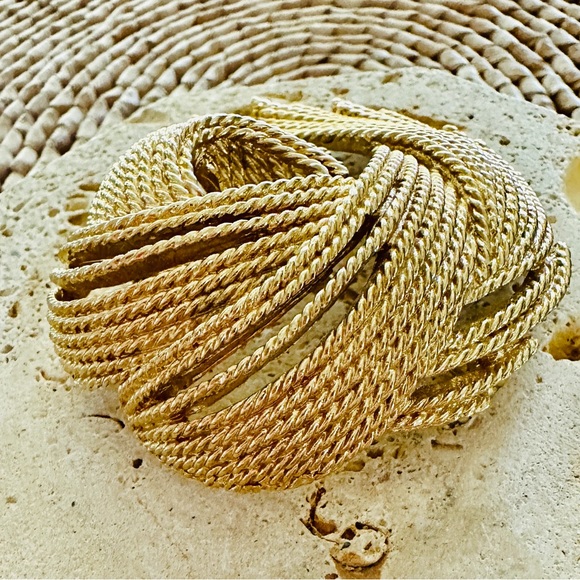 Monet Pin/Brooch Gold Tone Swirl Feather Rope Large 2.5x2” - Picture 3 of 11